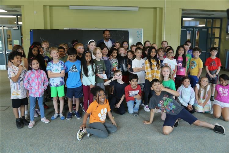 Mayor of Aurora with Wolf's Crossing 2nd Grade Students